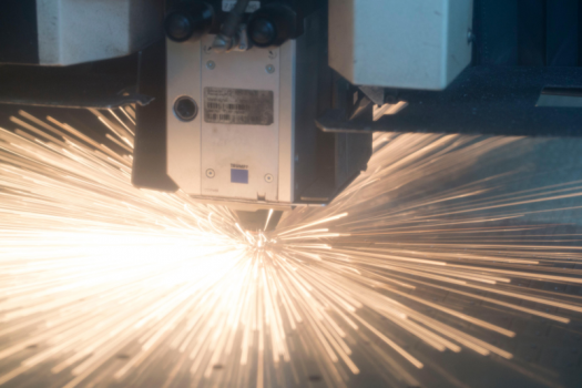 laser bearbeitet metall, funken fliegen